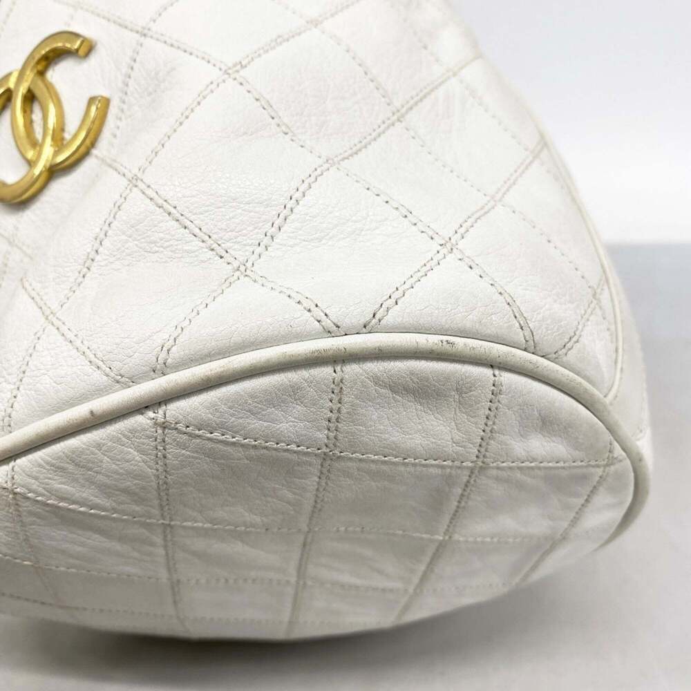 CHANEL White Leather Shoulder Bag - Picture 10 of 15